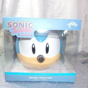 H-444 NEW IN PACKAGE SONIC THE HEDGEHOG 24OZ MOLDED COFFEE MUG BY FUNKY